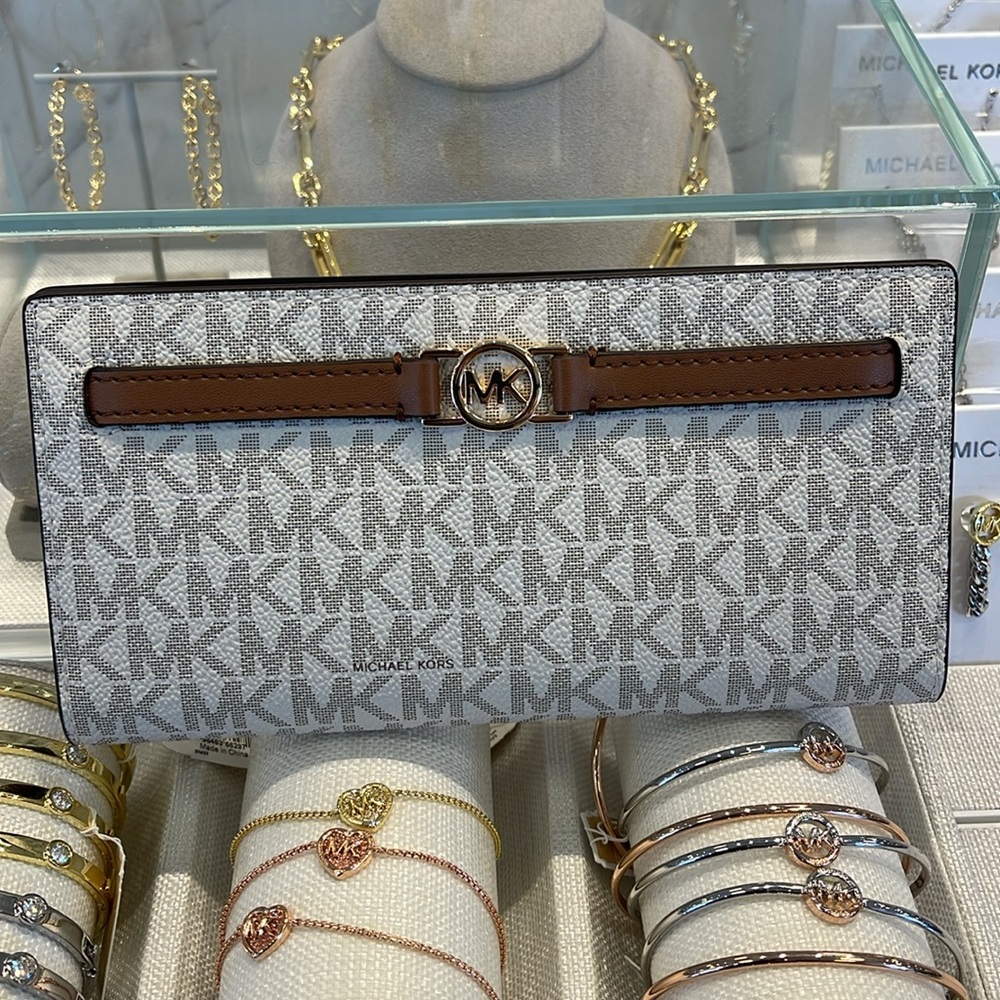 Michael Kors Reed Large Bifold Signature Snap Wallet Card Case 
Vanilla 
NWT - Picture 3 of 16